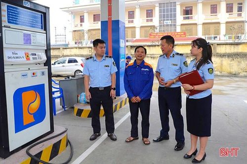 Lực lượng QLTT tăng cường kiểm tra hoạt động kê khai, niêm yết và điều chỉnh giá đối với mặt hàng xăng dầu.