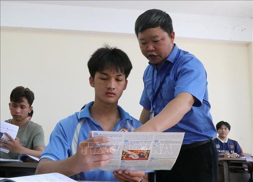 Trường Cao đẳng Đắk Lắk tuyên truyền các thông tin bầu cử cho học sinh. Ảnh: Nguyên Dung/TTXVN