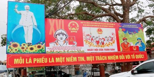 Pa nô cỡ lớn tuyên truyền về bầu cử tại Trung tâm phường Tĩnh Gia.