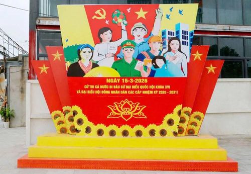 Cụm pa-nô tuyên truyền bầu cử được lắp đặt tại trung tâm phường.