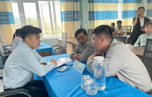 Người lao động tham gia ứng tuyển việc làm tại chi nhánh 84 Nguyễn Du (phường Bàn Thạch). Ảnh: LAM PHƯƠNG