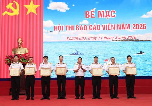 Đại tá Mai Văn Doanh - Bí thư Đảng ủy, Chính ủy Lữ đoàn 162 trao thưởng cho các báo cáo viên.