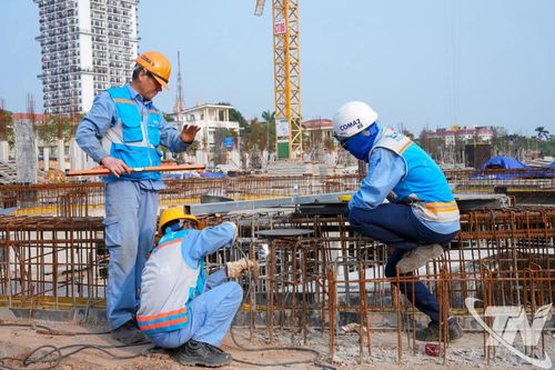 Công nhân thi công cốt pha tại khu vực cảnh quan phố đi bộ của Dự án.
