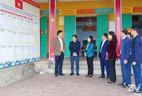 Đoàn kiểm tra làm việc tại địa điểm bầu cử thuộc xã La Hiên.
