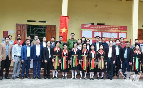 Đồng chí Phó Chủ tịch UBND tỉnh và Đoàn công tác chụp ảnh cùng nhân dân xóm Bờ Suối.
