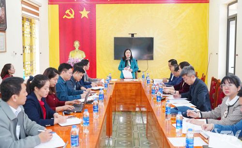 Đoàn kiểm tra làm việc với Ủy ban Bầu cử xã Thần Sa.