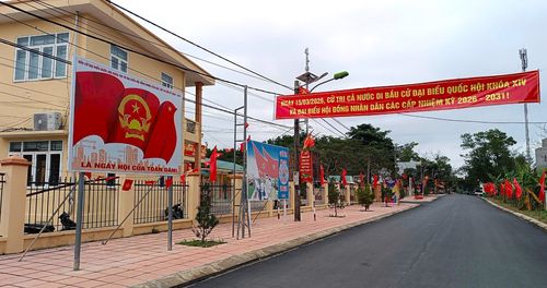 Băng rôn khẩu hiệu được treo ở những tuyến trục đường chính của xã.