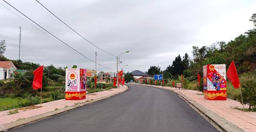 Băng rôn khẩu hiệu cũng được treo ở dọc tuyến đường trục chính của xã đảo Cái Chiên dẫn ra bến phà.