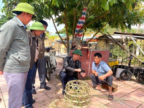 Chính quyền địa phương đến từng hộ gia đình tuyên truyền về nội dung bầu cử đại biểu Quốc hội khóa XVI và đại biểu Hội đồng nhân dân các cấp nhiệm kỳ 2026–2031.