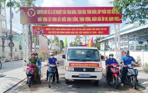 Công an cơ sở ở Cà Mau phối hợp Đoàn thanh niên ra quân tuyên truyền về bầu cử. 