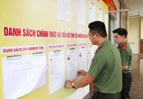 CBCS Công an tỉnh Cà Mau nghiên cứu tiểu sử tóm tắt của các ứng cử viên ĐBQH và HĐND các cấp được niêm yết tại khu vực bỏ phiếu. 