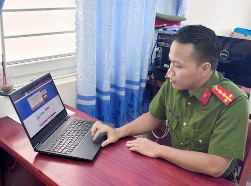 Đại úy Lê Thành Hiệp, cán bộ Công an xã Sông Đốc (Cà Mau) tích cực tham gia cuộc thi vào đoạt kết quả cao. 