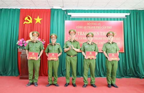 Đại tá Bùi Đức An, Phó Giám đốc Công an TP Cần Thơ trao thưởng cho tập thể và cá nhân Công an phường Tân An. 