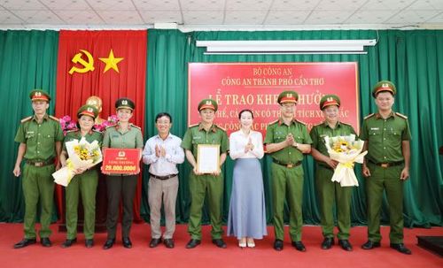Chủ tịch UBND phường Tân An - Lê Thị Hồng Lam tặng hoa chúc mừng Công an phường. 