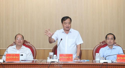 Tại cuộc họp, đồng chí Huỳnh Quốc Việt, Phó Bí thư Thường trực Tỉnh ủy, đề nghị các địa phương nghiên cứu bổ sung bảng niêm yết thông tin tiểu sử tóm tắt và ảnh những người ứng cử đặt tại bàn ghi phiếu bầu, giúp cử tri dễ dàng quan sát, đối chiếu và thuận tiện trong việc thực hiện quyền công dân.