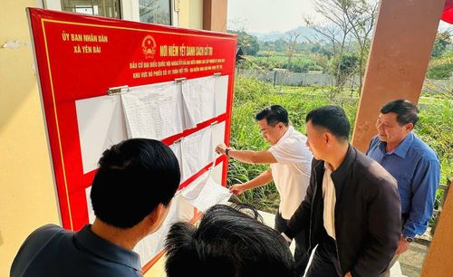 Bí thư Đảng ủy, Chủ tịch HĐND xã Yên Bài Trần Quang Khuyên kiểm tra công tác chuẩn bị bầu cử trên địa bàn. Ảnh: PV