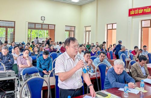 Cử tri đóng góp ý kiến tại hội nghị tiếp xúc cử tri với người ứng cử đại biểu HĐND xã Yên Bài nhiệm kỳ 2026-2031. Ảnh: PV