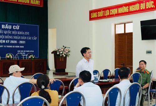 Phó Bí thư Đảng ủy, Chủ tịch UBND xã Yên Bài Nguyễn Văn Tùng kiểm tra công tác chuẩn bị bầu cử trên địa bàn. Ảnh: PV