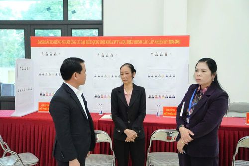 Chủ tịch UBND xã Đông Anh Nguyễn Văn Thiềng đã đi kiểm tra công tác chuẩn bị bầu cử tại đơn vị bầu cử số 5 của xã. Ảnh: Phong Đỗ