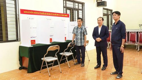 Bí thư Đảng ủy, Chủ tịch HĐND xã Đông Anh Nguyễn Anh Dũng kiểm tra công tác chuẩn bị bầu cử tại một số khu vực bỏ phiếu trên địa bàn xã. Ảnh: Phong Đỗ