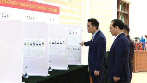 Trưởng ban Thi đua - Khen thưởng thành phố Nguyễn Văn Bằng đã kiểm tra công tác chuẩn bị cho cuộc bầu cử tại Nhà văn hóa thôn Ngoài, xã Đông Anh. Ảnh: Phong Đỗ