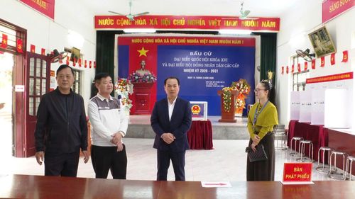 Bí thư Đảng ủy, Chủ tịch HĐND xã Đông Anh Nguyễn Anh Dũng kiểm tra công tác chuẩn bị bầu cử tại một số khu vực bỏ phiếu trên địa bàn xã. Ảnh: Phong Đỗ