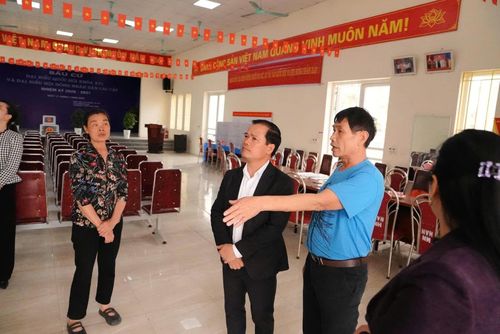 Chủ tịch UBND xã Đông Anh Nguyễn Văn Thiềng đã đi kiểm tra công tác chuẩn bị bầu cử tại đơn vị bầu cử số 5 của xã. Ảnh: Phong Đỗ