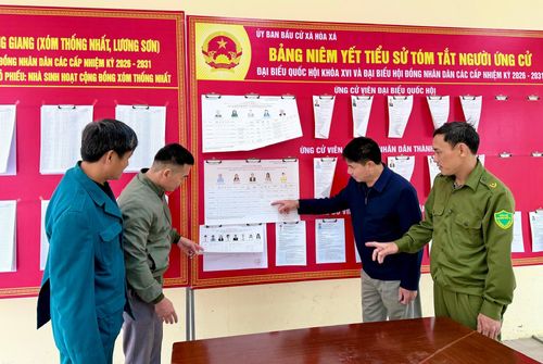 Tổ bầu cử thôn Đặng Giang đã hoàn tất công tác chuẩn bị. Ảnh: Vân Nga