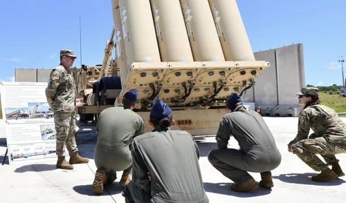 Một tổ hợp THAAD hoàn chỉnh gồm trung tâm điều khiển hỏa lực, radar cảnh giới AN/TPY-2, các phương tiện kỹ thuật và 6 bệ phóng tên lửa đánh chặn. Tổng cộng hệ thống có thể mang theo 48 tên lửa đánh chặn sẵn sàng khai hỏa.