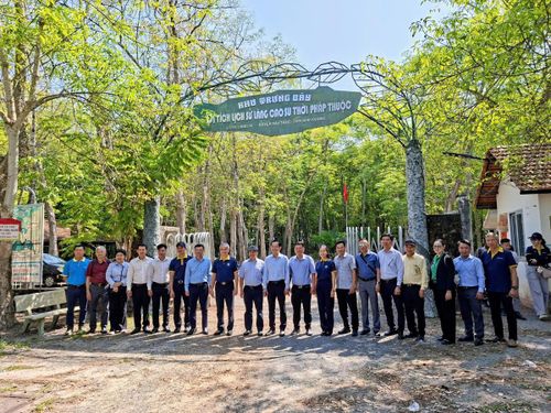 Đoàn chụp hình lưu niệm tại Khu trưng bày Di tích lịch sử làng cao su thời Pháp thuộc. Ảnh: S.X