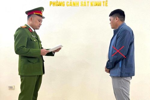 Trần Văn Đoàn nghe Công an đọc quyết định khởi tố bị can. Ảnh: CANB