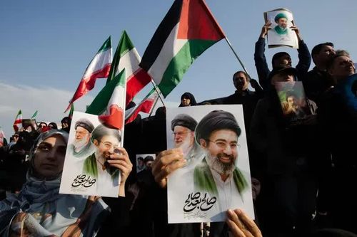 Người dân Iran xuống đường ủng hộ ông Mojtaba Khamenei lên nắm giữ quyền lực cao nhất tại Iran. Ảnh: Seattle Times.
