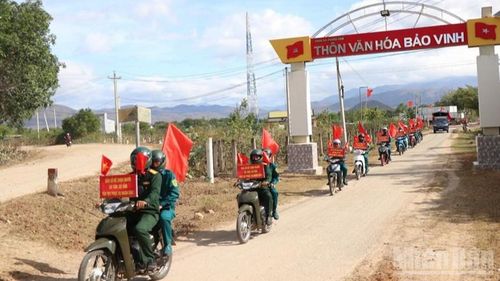 Đoàn xe tuyên truyền bầu cử xã Phước Hậu (Khánh Hòa) len lõi trên các tuyến đường liên thôn.