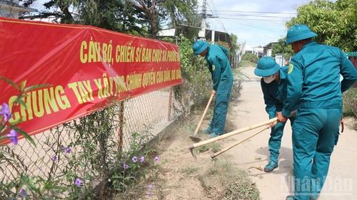 Lực lượng dân quân xã Phước Hậu tích cực dọn dẹp vệ sinh trên các tuyến đường nông thôn, tạo diện mạo khang trang trước ngày bầu cử.