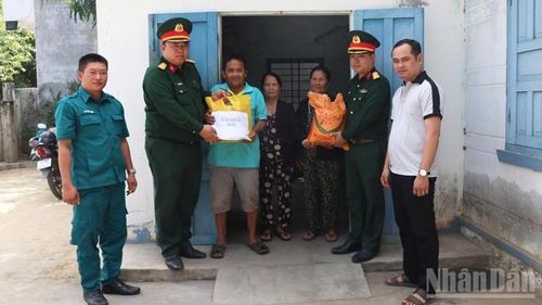 Bộ đội và dân quân các xã khu vực phía nam tỉnh Khánh Hòa phối hợp với chính quyền địa phương tổ chức thăm hỏi, tặng quà cho một số hộ gia đình có hoàn cảnh khó khăn.