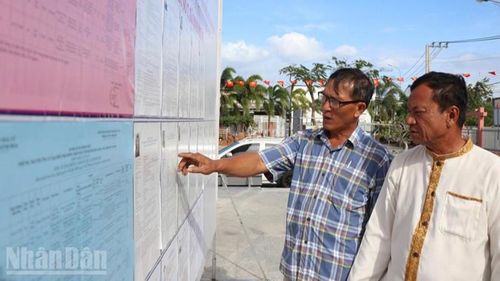 Cử tri đồng bào dân tộc Chăm, xã Ninh Phước (tỉnh Khánh Hòa) xem danh sách các ứng cử viên được niêm yết.