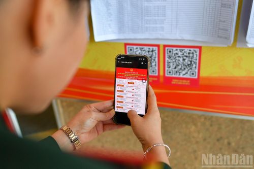  Mã QR thông tin bầu cử được đặt tại nhiều vị trí giúp người dân dễ dàng tìm hiểu về công tác bầu cử trên các thiết bị di động. 