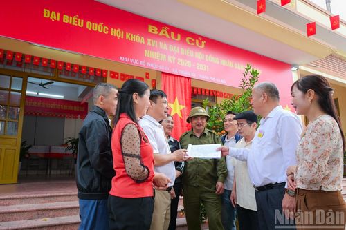  Ban bầu cử điểm bầu cử Thôn Đổng Xuyên, Tổ bầu số 1, xã Thuận An (thành phố Hà Nội) đã hoàn tất công tác chuẩn bị cho ngày bầu cử. 