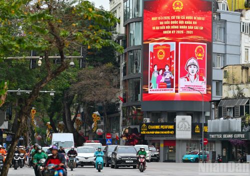  Các tuyến đường lớn của Hà Nội như Điện Biên Phủ, Tràng Tiền, Hàng Bài… được trang hoàng bằng cờ Tổ quốc, băng rôn và pano cổ động, tạo nên diện mạo rực rỡ trước ngày bầu cử. 