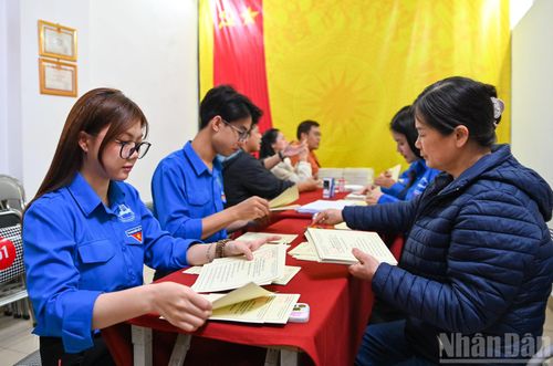  Tại phòng họp khu dân cư 58, tổ dân phố 63, khu vực bầu cử số 2 phường Đống Đa (thành phố Hà Nội), cán bộ khu dân cư cùng đoàn viên thanh niên đang tỉ mỉ sắp xếp và đóng dấu từng phiếu bầu. 