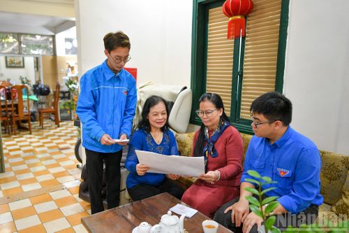  Cán bộ khu dân cư cùng đoàn thanh niên đến trao phiếu bầu cử tận tay các cử tri tại tập thể 37 Lý Nam Đế, phường Hoàn Kiếm, thành phố Hà Nội. 
