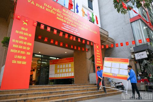  Các tổ bầu cử trên địa bàn phường Hoàn Kiếm hoàn tất việc trang trí khu vực bỏ phiếu, bảo đảm trang nghiêm, đúng quy định. 