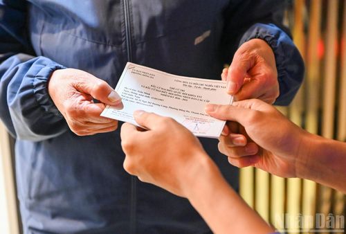  Việc phát thẻ tận tay từng người cũng giúp tổ bầu cử kiểm tra, cập nhật lại thông tin cử tri, bảo đảm mọi công dân đủ điều kiện đều có thể tham gia bỏ phiếu thuận lợi. 