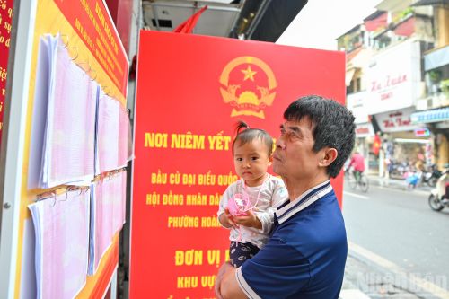  Bảng niêm yết danh sách ứng cử viên được đặt tại nhiều nơi, dễ dàng cho người dân tìm hiểu, theo dõi. 