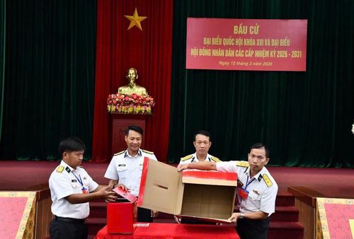 Cử tri khu vực bầu cử số 60 kiểm tra thùng phiếu trước khi tiến hành bầu cử. (Ảnh do Vùng 5 Hải quân cung cấp)