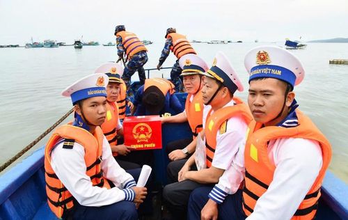 Hòm phiếu phụ được đưa lên xuồng để di chuyển đến tàu phục vụ công tác bầu cử trên biển. (Ảnh do Vùng 5 Hải quân cung cấp)