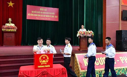 Cử tri bỏ phiếu tại khu vực bầu cử số 60. (Ảnh do Vùng 5 Hải quân cung cấp)