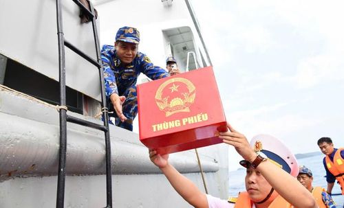 Hòm phiếu phụ được đưa lên tàu phục vụ công tác bầu cử.(Ảnh do Vùng 5 Hải quân cung cấp)