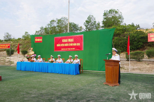  Đại tá Nguyễn Hồng Chinh, Chính ủy Trung tâm Huấn luyện Vùng 4 Hải quân phát biểu chỉ đạo tại Tiểu đoàn 456. 