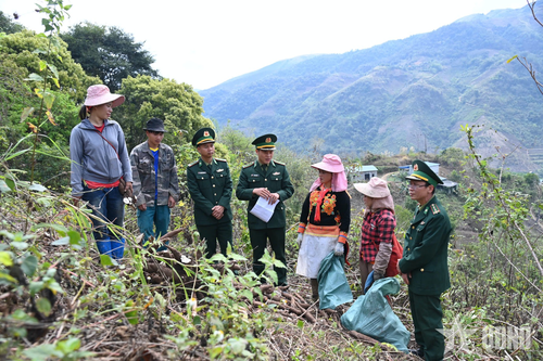 Bộ đội Biên phòng tỉnh Lai Châu lên tận nương rẫy tuyên truyền về bầu cử.